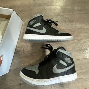 Air Jordan 1 Mid Women’s 7.5 black / particle grey-white men’s size 6 with box